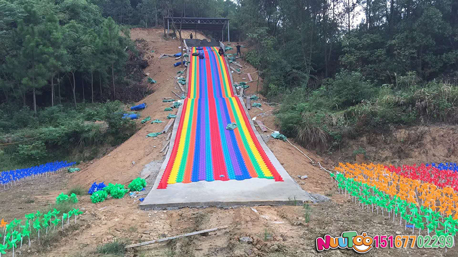 彩虹滑道投資多少錢，根據規模和檔次來決定